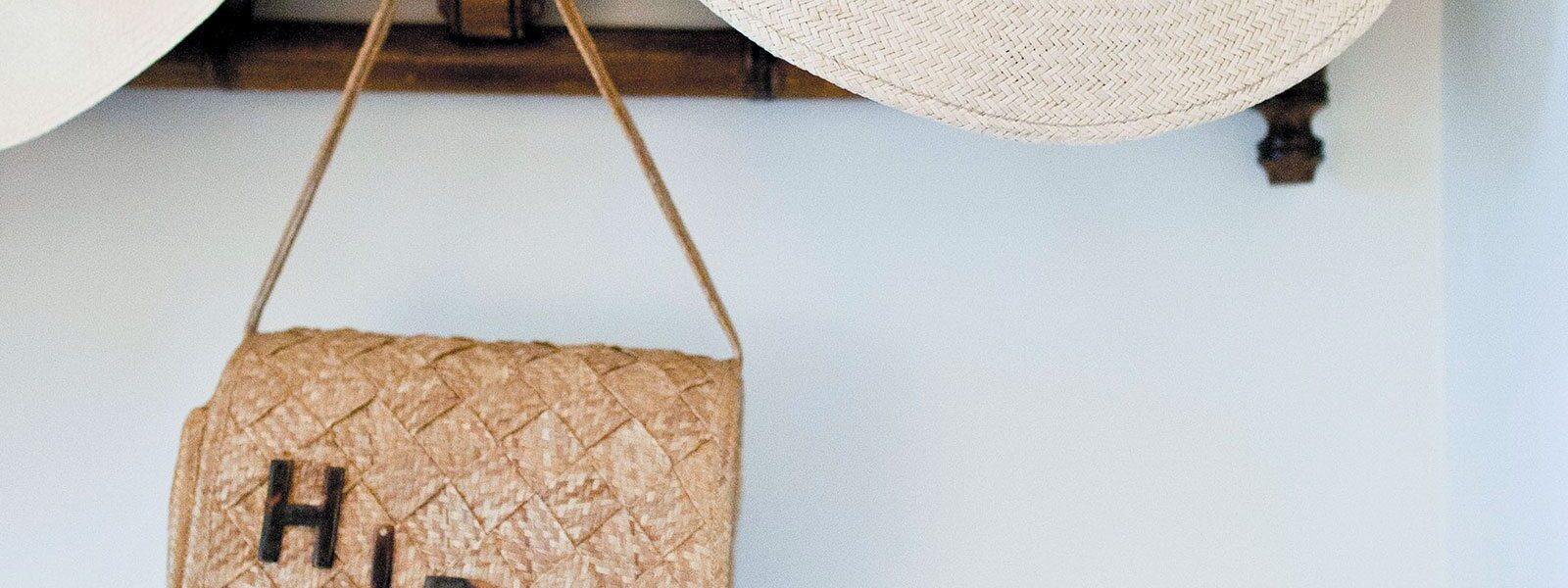 Des Panamas et un sac accrochés