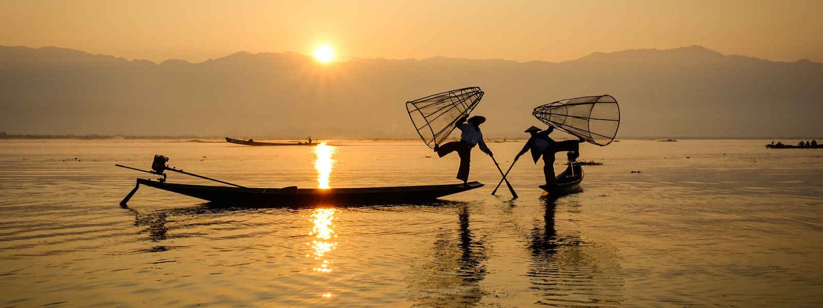 Technique de pêche par deux pêcheurs, Lac Inle, Shan, Myanmar