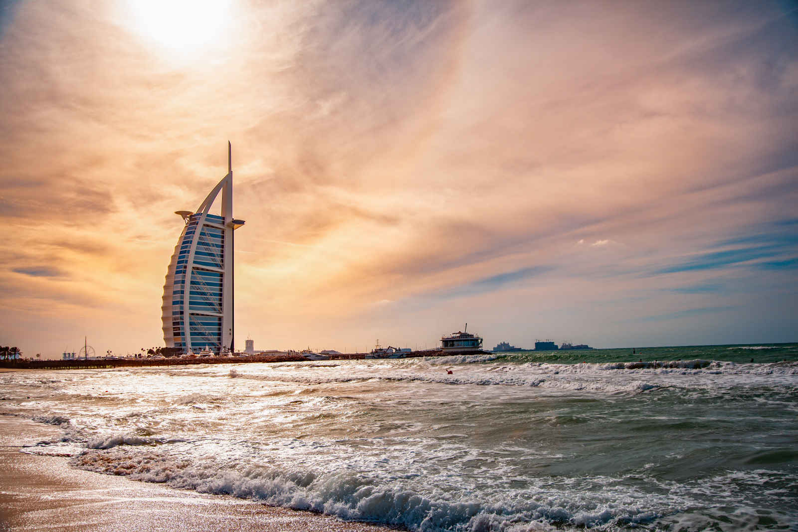 Burj Al Arab depuis la plage au coucher du soleil, Dubaï