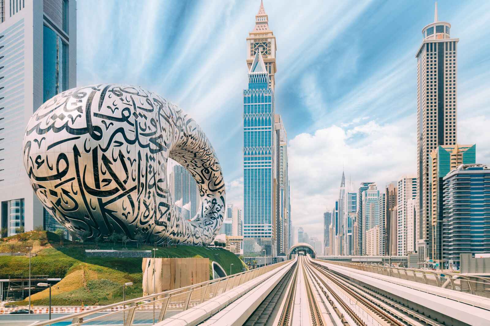 Métro au milieu des gratte-ciels en verre, Dubaï, Emirats Arabes Unis