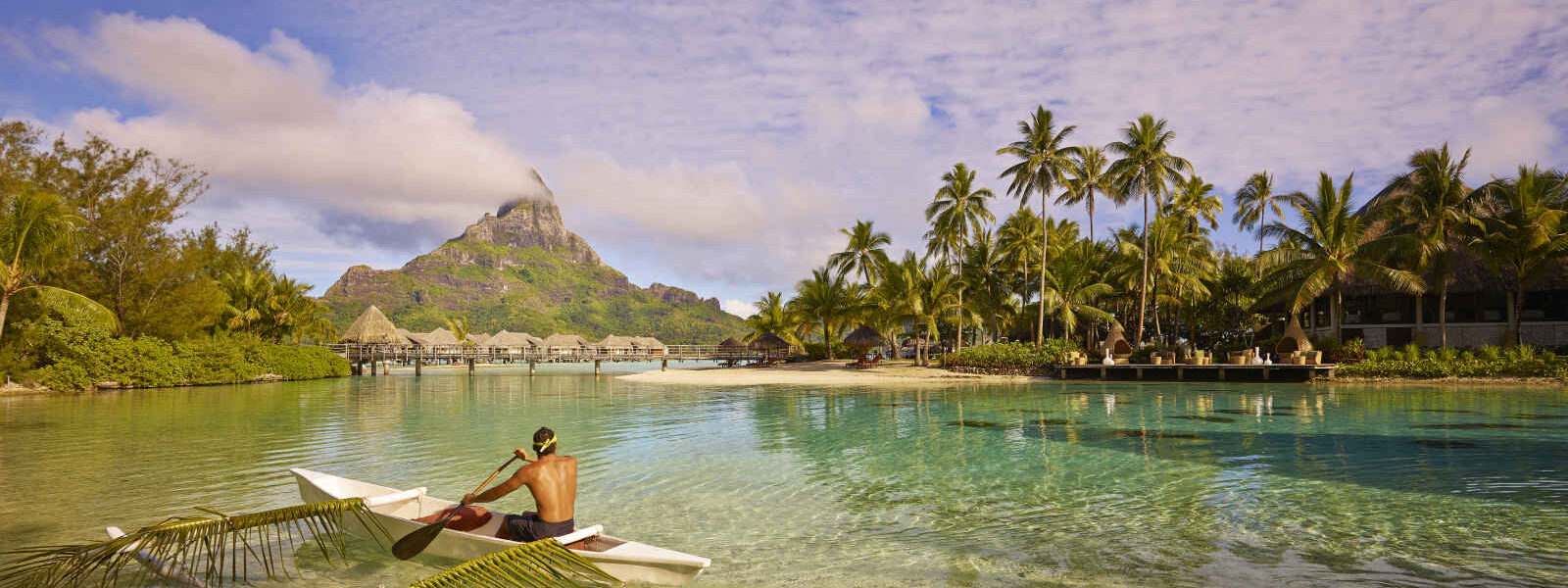 Homme sur une pirogue