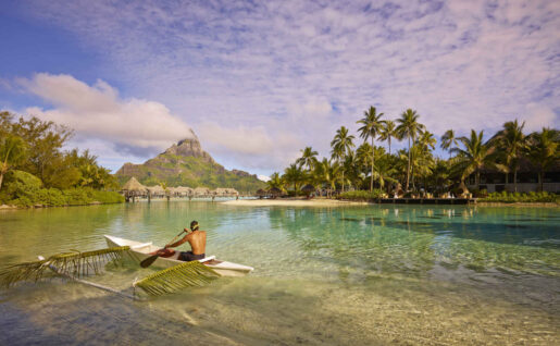 Homme sur une pirogue