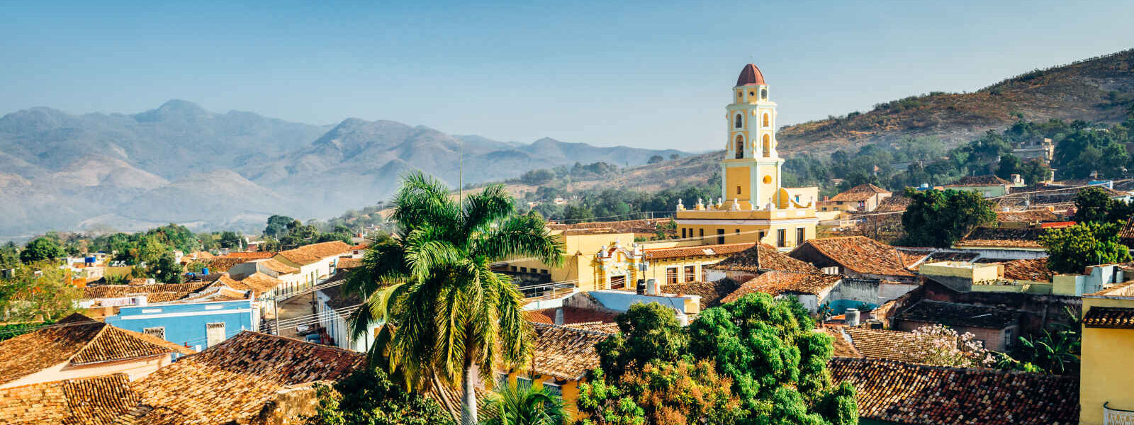 Iglesia y Convento de San Francisco et montagnes, Trinidad, Cuba