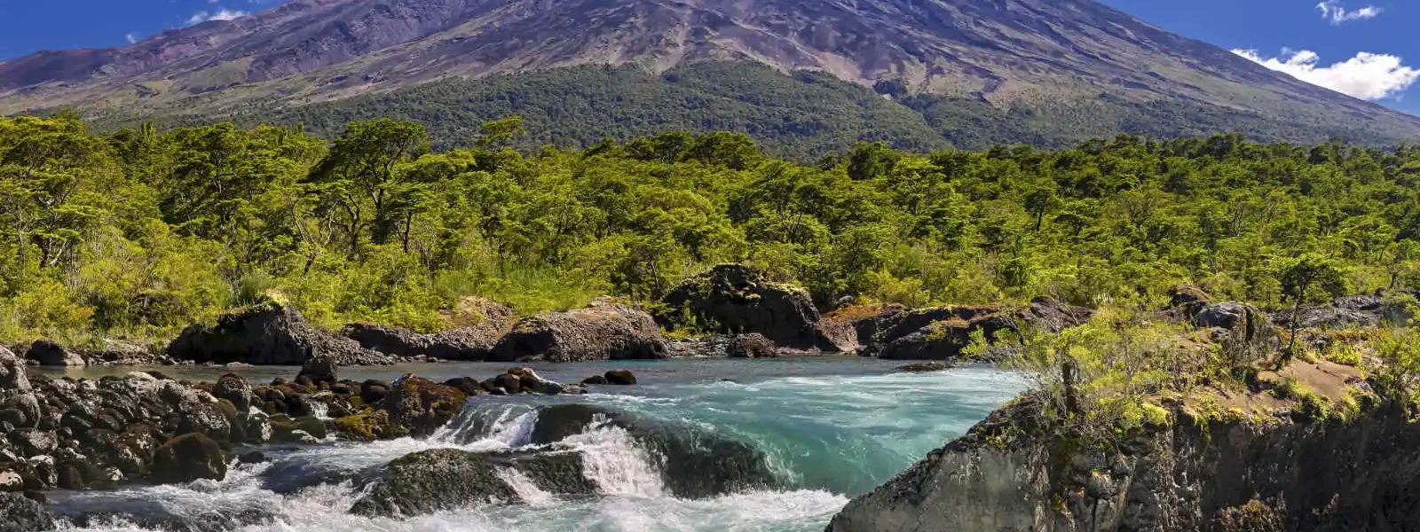 Cascades de Petrohue devant le volcan Osorno, Chili