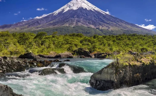 Cascades de Petrohue devant le volcan Osorno, Chili