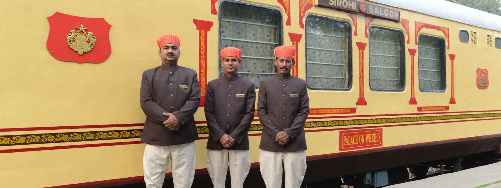 Personnel devant le train à quai, Palace on Wheels, Inde
